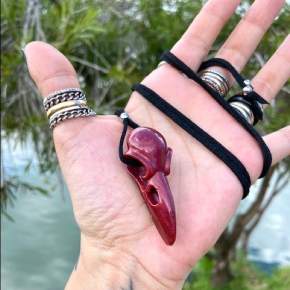 🖤Handmade red resin skull raven bird necklace - Picture 2 of 11
